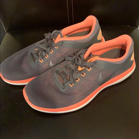 NIKE FLEX RUNNING SHOES!!!!  WOMENS SIZE 7 - Picture 1 of 4